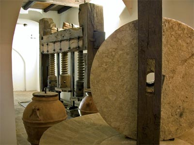 Trevi, Museo della Civiltà dell'Ulivo - mola e torchi