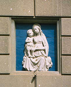 Trevi, Bovara, Loc. Faustana. Edicola sacra: Madonna con Bambino in terracotta invetriata