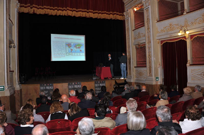 Trevi Premia il prof. Claudio Santoni - Foto