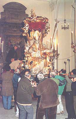 Trevi - Chiesa di S. Emiliano - Esposizione della statua. 24 gennaio 2002 -(Foto 601.33)