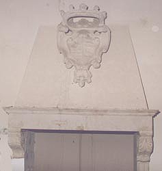 Trevi, Casa Gerardi, Camino con Stemma